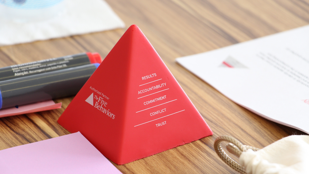Foto da nossa pirâmide vermelha, símbolo do programa The Five Behaviors, e estrutura do Patrick Lencioni.